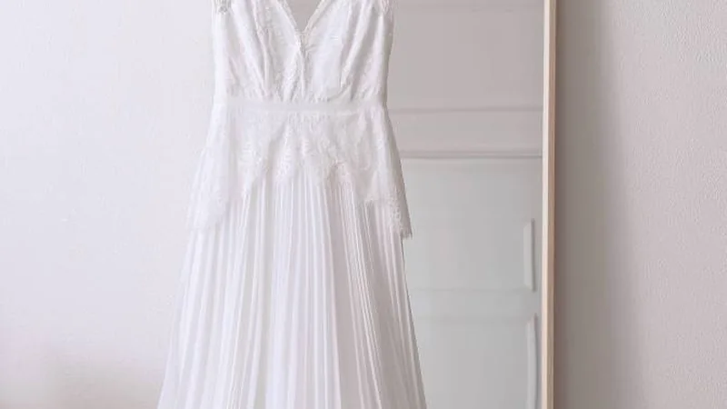 Vestido de novia blanco colgado de una percha