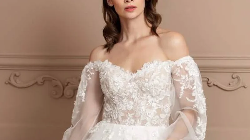 Novia con un vestido de encaje de manga larga