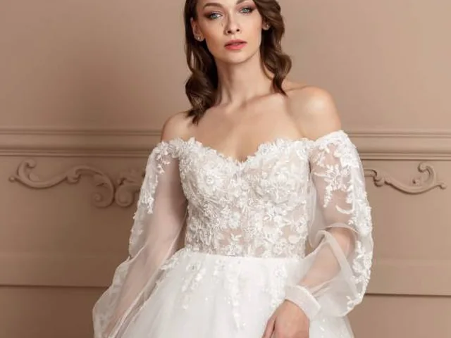 Novia con un vestido de encaje de manga larga